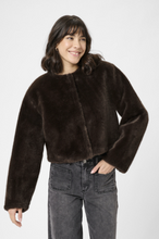 Lade das Bild in den Galerie-Viewer, Kunstfelljacke in dunkelbraun mit Rundhals und Druckknöpfen. Wunderwerk Oldenburg