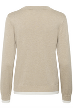 Lade das Bild in den Galerie-Viewer, Sandfarbener Pullover mit Rundhals und Weißem Kontraststreifen am Ärmelabschluss und Saum, Wunderwerk Oldenburg