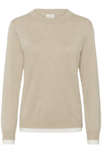 Lade das Bild in den Galerie-Viewer, Sandfarbener Pullover mit Rundhals und Weißem Kontraststreifen am Ärmelabschluss und Saum, Wunderwerk Oldenburg