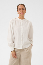 Lade das Bild in den Galerie-Viewer, Bluse in offwhite mit kleinem Stehkragen und gesmoktem Ärmelabschluss sowie feminem Details auf der Rückseite Wunderwerk Oldenburg