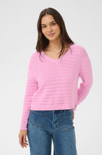 Lade das Bild in den Galerie-Viewer, rosa Pullover mit Lochstrickmuster und V-Ausschnitt, Wunderwerk Oldenburg