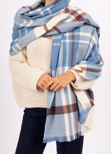 Lade das Bild in den Galerie-Viewer, Karoschal in blau gehalten, Wunderwerk Oldenburg