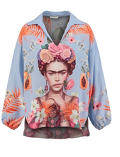 Lade das Bild in den Galerie-Viewer, Hellblaue Bluse mit Kragen und großem Frida Kahlo Print auf der Vorder- und Rückseite, Wunderwerk Oldenburg
