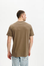 Lade das Bild in den Galerie-Viewer, cappucinofarbenes T-Shirt mit Rundhals Wunderwerk Oldenburg