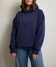 Lade das Bild in den Galerie-Viewer, Hoodie mit Oversized-Look und Sweatqualität in dunkelblau, Wunderwerk Oldenburg