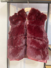 Lade das Bild in den Galerie-Viewer, Kunstfellweste mit Kapuze und goldenem Reißverschluss sowie Seitentaschen in der Farbe Bordeaux, Wunderwerk Oldenburg