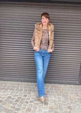 Lade das Bild in den Galerie-Viewer, Kunstfellweste mit Kapuze und goldenem Reißverschluss sowie Seitentaschen in der Farbe cappucino, Wunderwerk Oldenburg