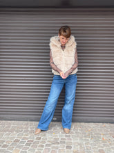 Lade das Bild in den Galerie-Viewer, Kunstfellweste mit Kapuze und goldenem Reißverschluss sowie Seitentaschen in der Farbe creme, Wunderwerk Oldenburg