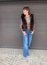 Lade das Bild in den Galerie-Viewer, Kunstfellweste mit Kapuze und goldenem Reißverschluss sowie Seitentaschen in der Farbe dunkelbraun, Wunderwerk Oldenburg