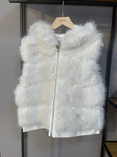 Lade das Bild in den Galerie-Viewer, Kunstfellweste mit Kapuze und goldenem Reißverschluss sowie Seitentaschen in der Farbe offwhite, Wunderwerk Oldenburg