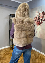 Lade das Bild in den Galerie-Viewer, Kunstfellweste mit Kapuze und goldenem Reißverschluss sowie Seitentaschen in der Farbe taupe, Wunderwerk Oldenburg