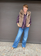 Lade das Bild in den Galerie-Viewer, Kunstfellweste mit Kapuze und goldenem Reißverschluss sowie Seitentaschen in der Farbe taupe, Wunderwerk Oldenburg