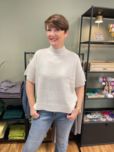 Lade das Bild in den Galerie-Viewer, Kurzarmpullover Turtleneck in der Farbe offwhite Wunderwerk Oldenburg3