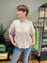 Lade das Bild in den Galerie-Viewer, Kurzarmpullover Turtleneck in der Farbe sand Wunderwerk Oldenburg