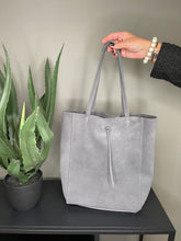 Lade das Bild in den Galerie-Viewer, Nubukleder Shopper in der Farbe grau mit zwei Henkeln, Wunderwerk Oldenburg2