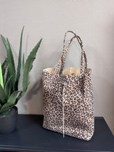 Lade das Bild in den Galerie-Viewer, Nubukleder Shopper in der Farbe leo braun mit zwei Henkeln, Wunderwerk Oldenburg