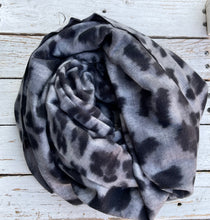 Lade das Bild in den Galerie-Viewer, Leoschal in grau Wunderwerk Oldenburg