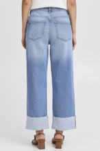 Lade das Bild in den Galerie-Viewer, Blaue Jeanshose mit 7/8 langem geradem Bein und Umschlag, Wunderwerk Oldenburg