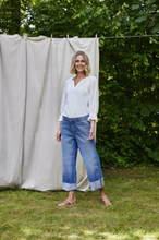 Lade das Bild in den Galerie-Viewer, Blaue Jeanshose mit 7/8 langem geradem Bein und Umschlag, Wunderwerk Oldenburg