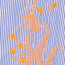 Lade das Bild in den Galerie-Viewer, Blaue weiß gestreifte Bluse mit V-Ausschnitt und orangefarbenen floralen Akzenten auf der Vorderseite, Wunderwerk Oldenburg