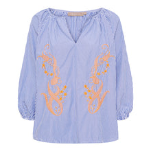 Lade das Bild in den Galerie-Viewer, Blaue weiß gestreifte Bluse mit V-Ausschnitt und orangefarbenen floralen Akzenten auf der Vorderseite, Wunderwerk Oldenburg