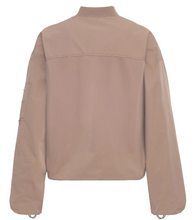 Lade das Bild in den Galerie-Viewer, Bousonjacke in der Farbe Mousse mit silbernem Reißverschluss Wunderwerk Oldenburg