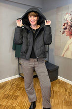 Lade das Bild in den Galerie-Viewer, Schwarze Jacke mit Fantasiestepp und Reißverschluss zum schließen sowie Seitentaschen mit Reißverschluss Wunderwerk Oldenburg