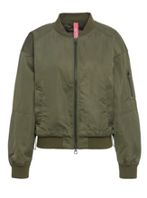 Lade das Bild in den Galerie-Viewer, Satinblouson in der Farbe oliv mit farblich passendem Reißverschluss und Strickbund sowoe Strick-Ärmelsaum, Wunderwerk Oldenburg