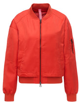 Lade das Bild in den Galerie-Viewer, Satinblouson in der Farbe Hibiskus rot mit farblich passendem Reißverschluss und Strickbund sowoe Strick-Ärmelsaum, Wunderwerk Oldenburg