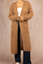Lade das Bild in den Galerie-Viewer, camelfarbene lange Strickjacke aus Mohair in einer Einheitsgröße