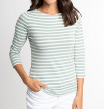 Lade das Bild in den Galerie-Viewer, Gestreiftes Shirt mit 3/4 Arm und Rundhals in der Farbe salbei-offwhite, Wunderwerk Oldenburg
