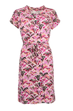 Lade das Bild in den Galerie-Viewer, Kleid in pink mit floralem Print mit Bindegürtel und kurzen Ärmeln, Wunderwerk Oldenburg