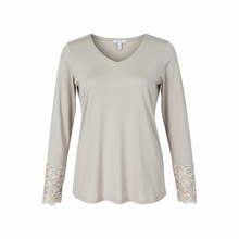 Lade das Bild in den Galerie-Viewer, Spitzenshirt mit V-Ausschnitt