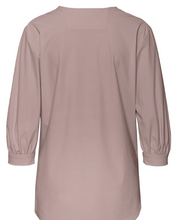Lade das Bild in den Galerie-Viewer, Leichte bluse mit V-Ausschnitt und Kellerfalte auf der Vorderseite sowie 7/8 Ärmeln in hellbraun, Wunderwerk Oldenburg