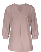 Lade das Bild in den Galerie-Viewer, Leichte bluse mit V-Ausschnitt und Kellerfalte auf der Vorderseite sowie 7/8 Ärmeln in hellbraun, Wunderwerk Oldenburg