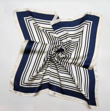 Lade das Bild in den Galerie-Viewer, Quadratisches_Tuch in blau mit Streifen_Wunderwerk_Oldenburg