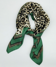 Lade das Bild in den Galerie-Viewer, Quadratisches_Tuch_in grün mit LeomusterWunderwerk_Oldenburg