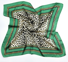 Lade das Bild in den Galerie-Viewer, Quadratisches Tuchen grün mit Leomuster Wunderwerk_Oldenburg