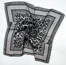 Lade das Bild in den Galerie-Viewer, Quadratisches Tuch in grau mit Leomuster Oldenburg Oldenburg