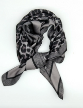 Lade das Bild in den Galerie-Viewer, Quadratisches Tuch in grau mit leomuster, Wunderwerk Oldenburg