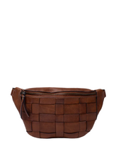 Lade das Bild in den Galerie-Viewer, Cognacfarbene Handtasche in Flechtdesign mit Reißverschluss und verstellbarem Gurt. Wunderwerk Oldenburg