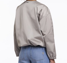 Lade das Bild in den Galerie-Viewer, Seidenglänzende hellgraue Blouson Jacke mit Reißverschluss und Kragenlos, Wunderwerk Oldenburg