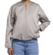 Lade das Bild in den Galerie-Viewer, Seidenglänzende hellgraue Blouson Jacke mit Reißverschluss und Kragenlos, Wunderwerk Oldenburg