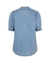 Lade das Bild in den Galerie-Viewer, Kurzarm Jeansbluse mit gerafftem Ärmelsaum in der Farbe ligghtblue mit Rundhals Wunderwerk Oldenburg