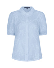 Lade das Bild in den Galerie-Viewer, Hellblaue Kurzarmbluse mit 3D Flower Print und Kragen Wunderwerk Oldenburg