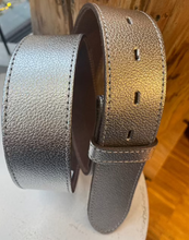 Lade das Bild in den Galerie-Viewer, Rettungsring Gürtel in silber metallicfarbend, Wunderwerk Oldenburg