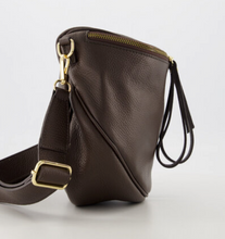 Lade das Bild in den Galerie-Viewer, Dunkelbraune Ledertasche mit goldenem Reißverschluss, Wunderwerk Oldenburg