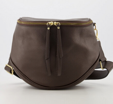 Lade das Bild in den Galerie-Viewer, Dunkelbraune Ledertasche mit goldenem Reißverschluss, Wunderwerk Oldenburg