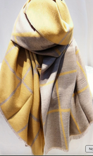 Lade das Bild in den Galerie-Viewer, Schal mit Karomuster in senfgelb und Camel