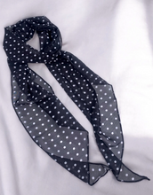 Lade das Bild in den Galerie-Viewer, Schluppenschal in schwarz mit weißen Punkten, Wunderwerk Oldenburg